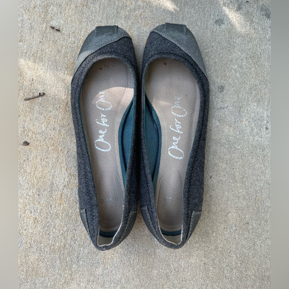 LIKE NEW gray Toms ballet flats size 8